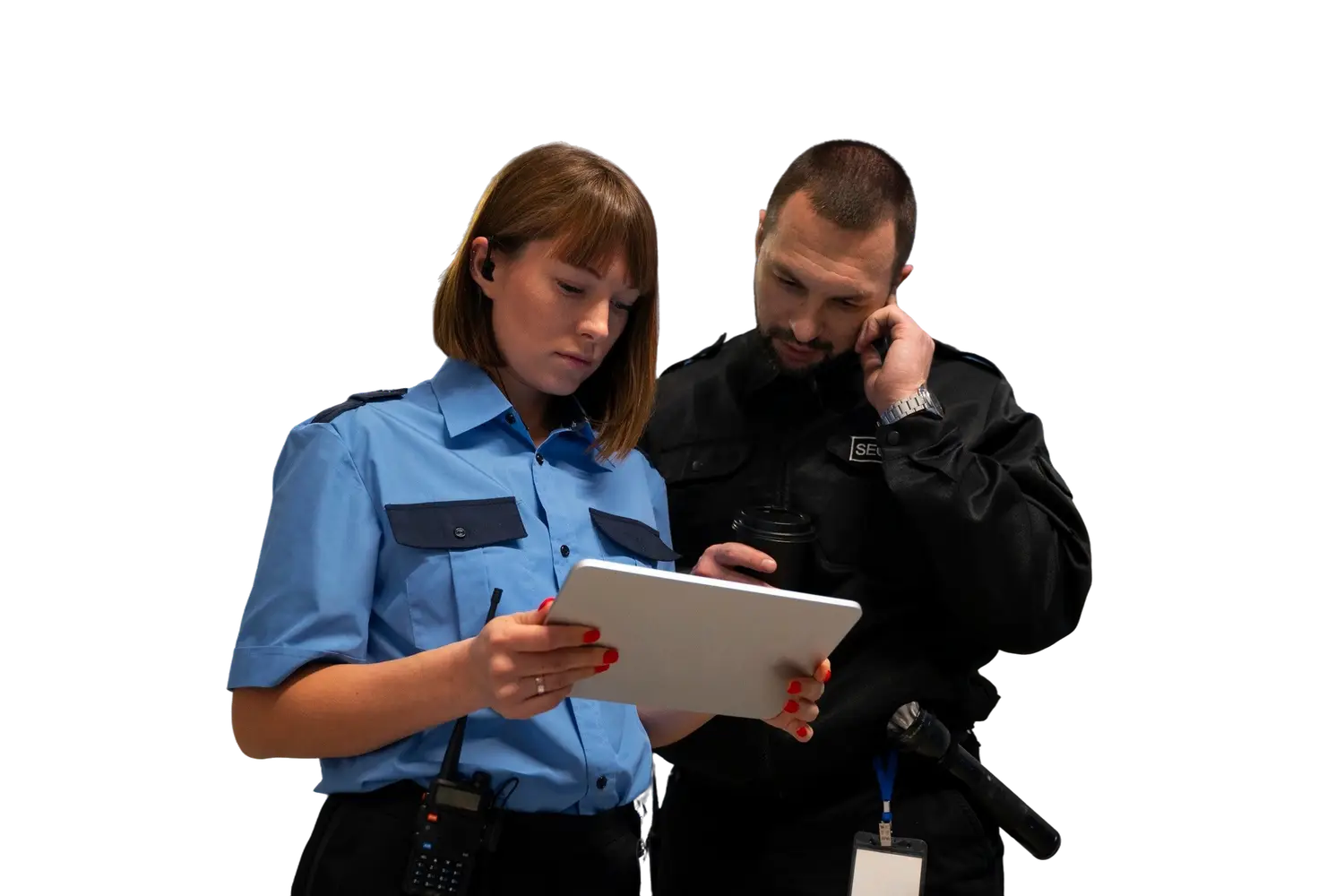 Guardias de seguridad privada revisando protocolos de vigilancia en tablet